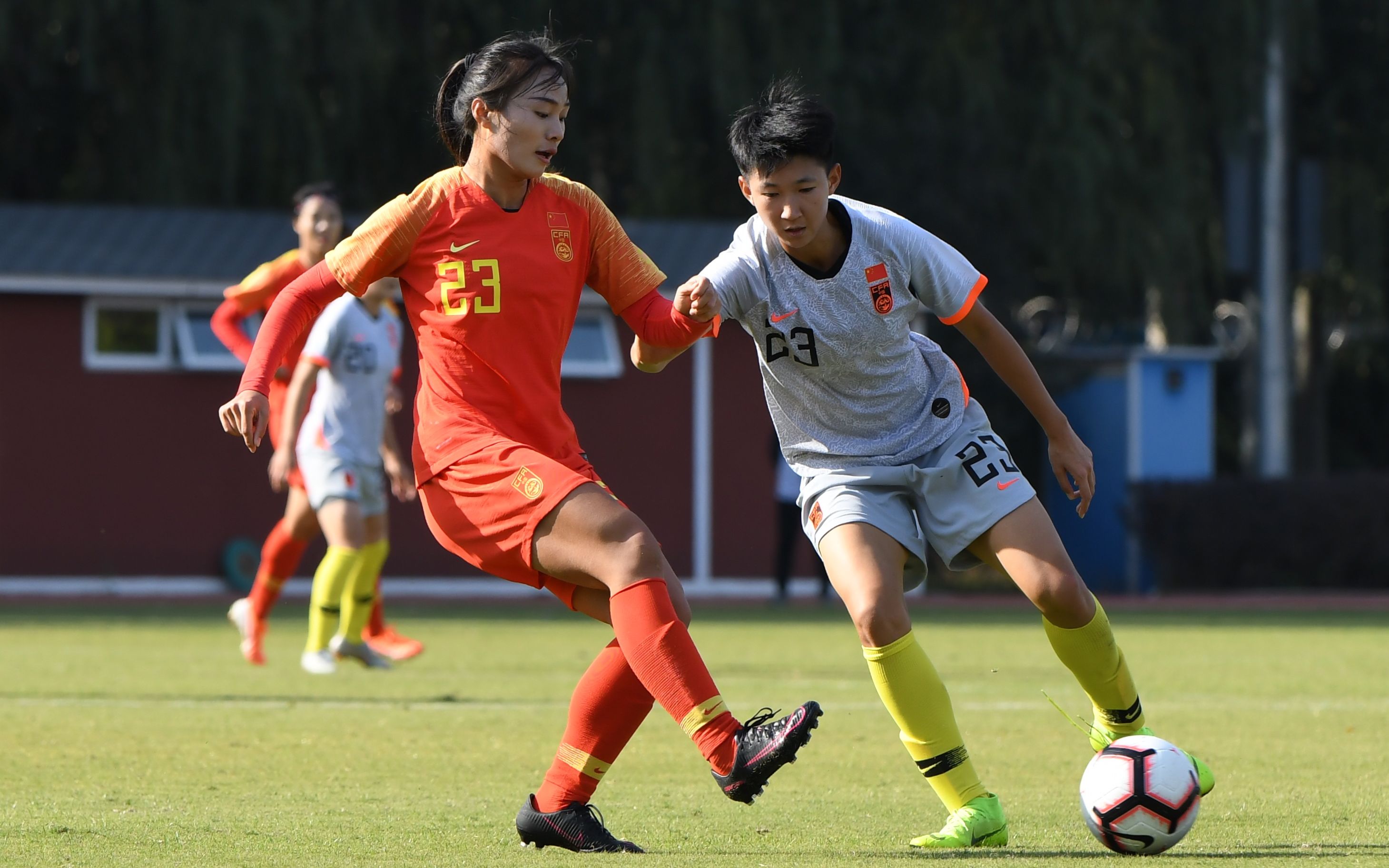 中国女足实力强劲，球员技术不俗，备战脚踏实地